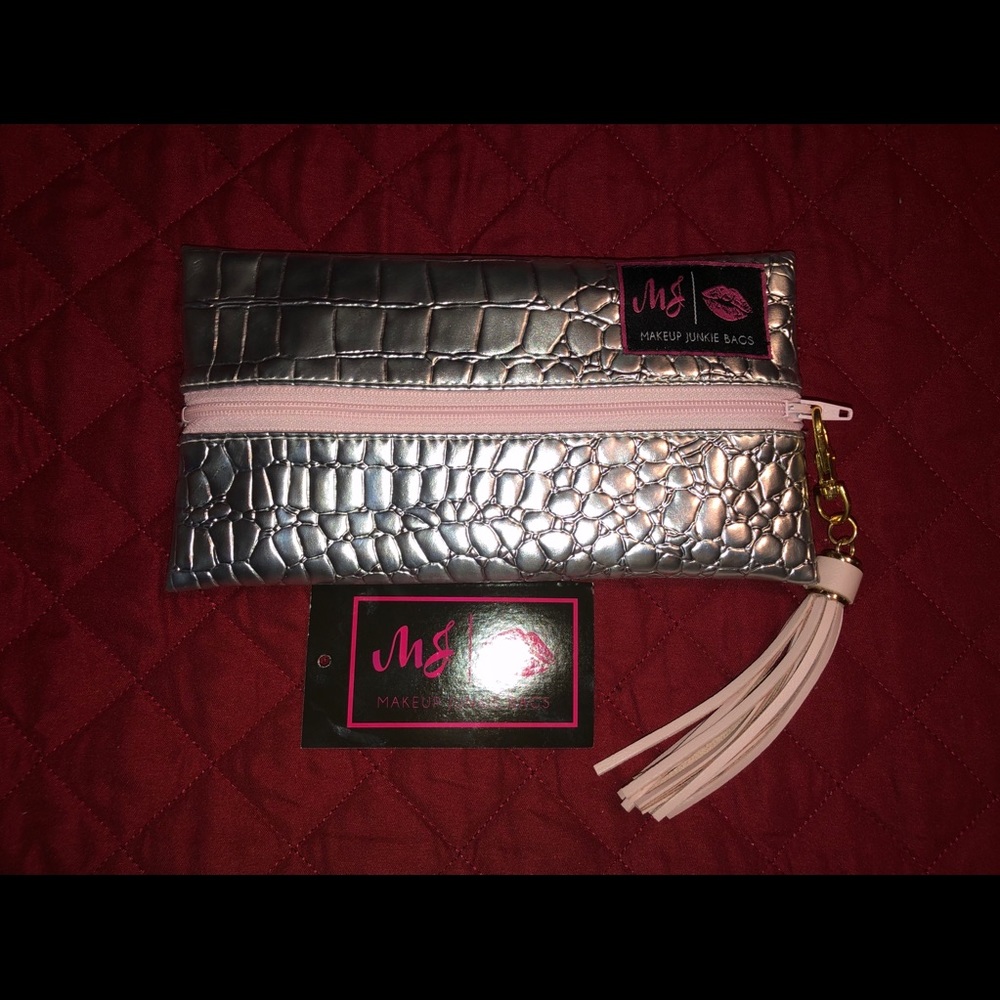 Makeup Junkie - Silver Gator